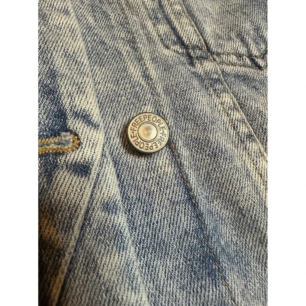 Free People Distressed Denim Jacket Light Wash Frayed Pockets Button Front Women - Picture 2 of 10